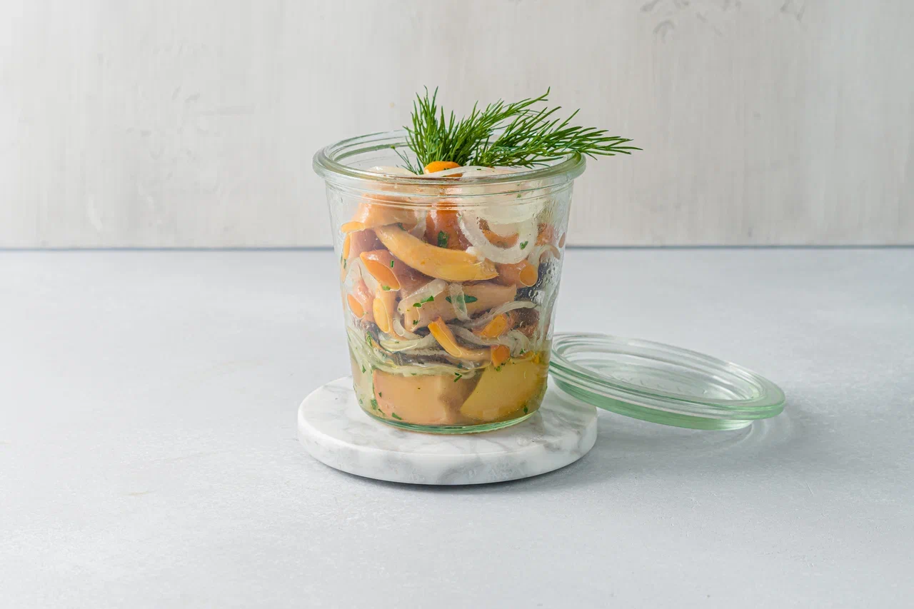 Ассорти из маринованных грибов с колечками лука (белые, опята, маслята) 