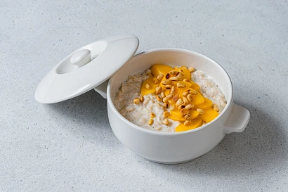 Каша овсяная с персиками и кедровыми орехами