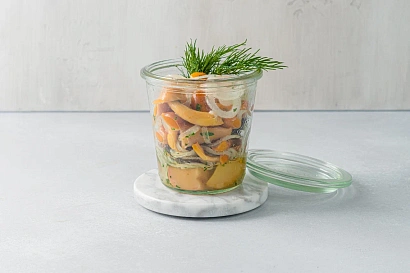 Ассорти из маринованных грибов с колечками лука (белые, опята, маслята) 